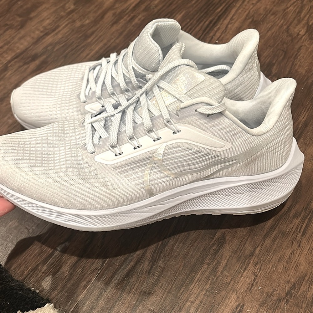 Women’s Air Zoom Pegasus 39
'Football Grey Silver'